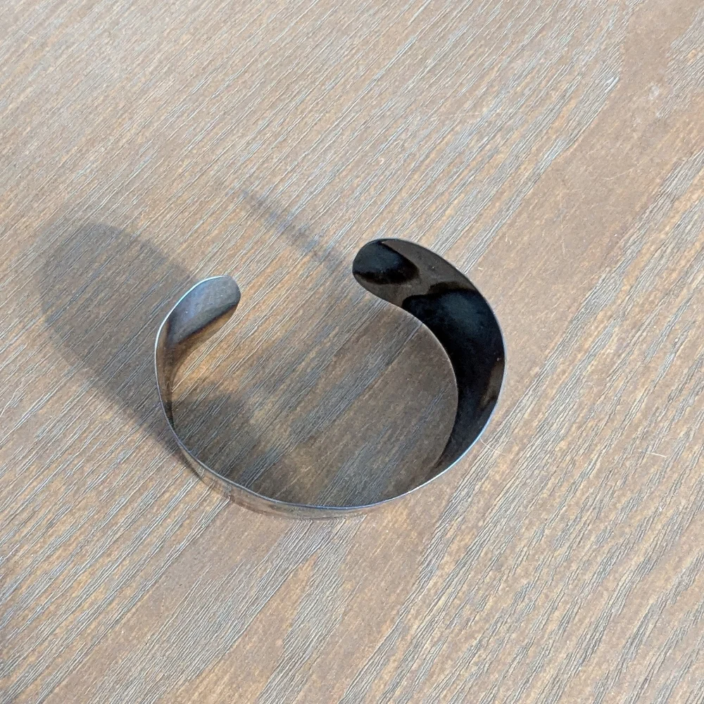 Source Unknown stylish cuff